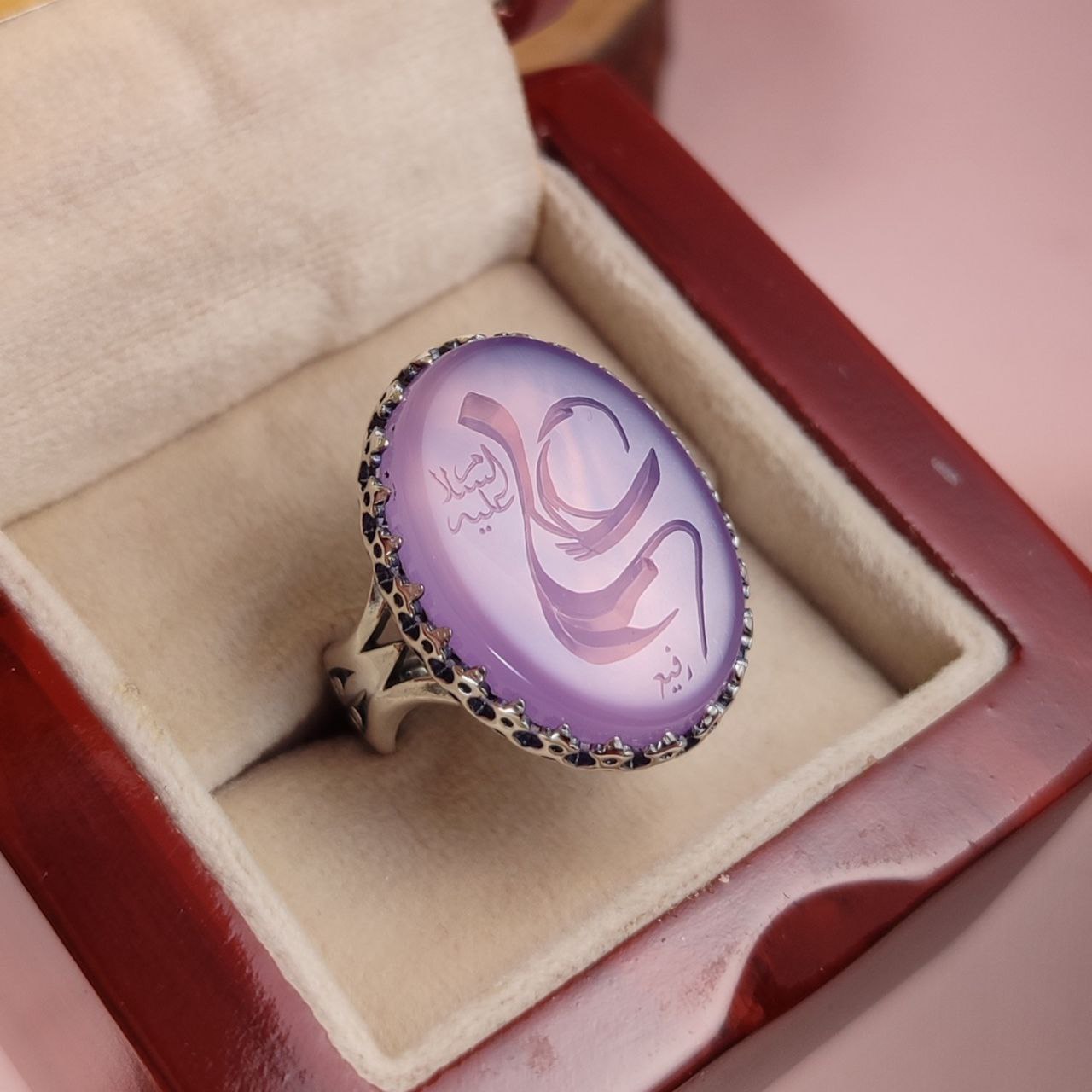 انگشتر نقره مردانه عقیق سوسنی حکاکی زینب (اثر استاد رفیع) انگشتر نقره مردانه عقیق سوسنی حکاکی زینب (اثر استاد رفیع)