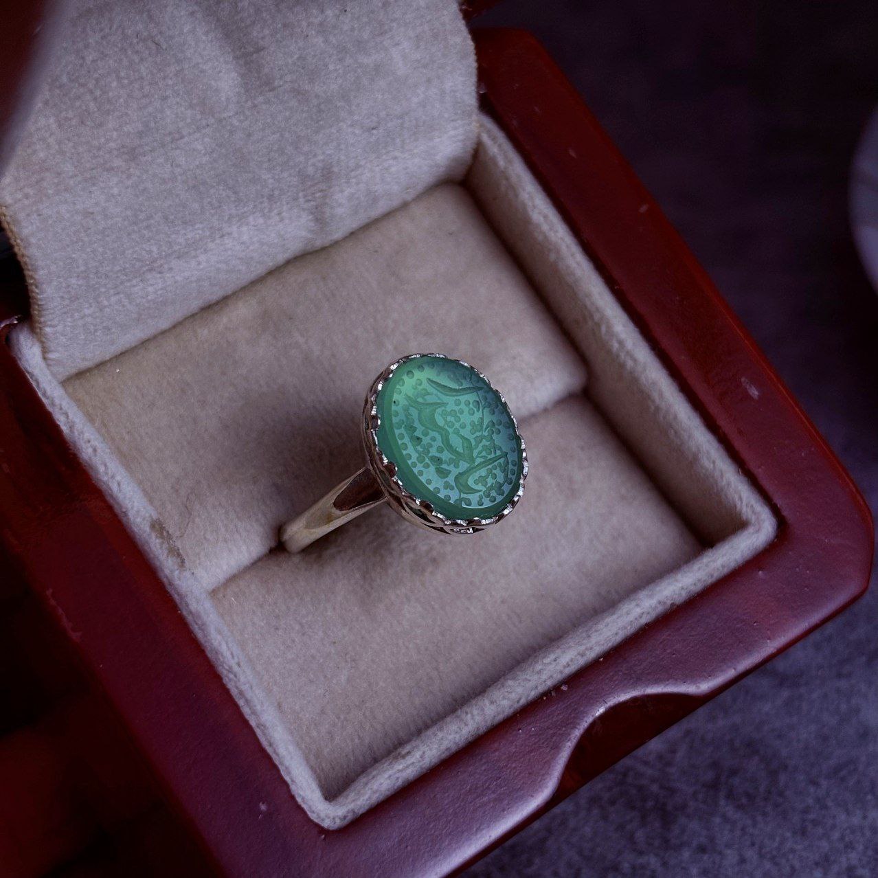 انگشتر نقره زنانه عقیق سبز حکاکی یا حیدر انگشتر نقره زنانه عقیق سبز حکاکی یا حیدر