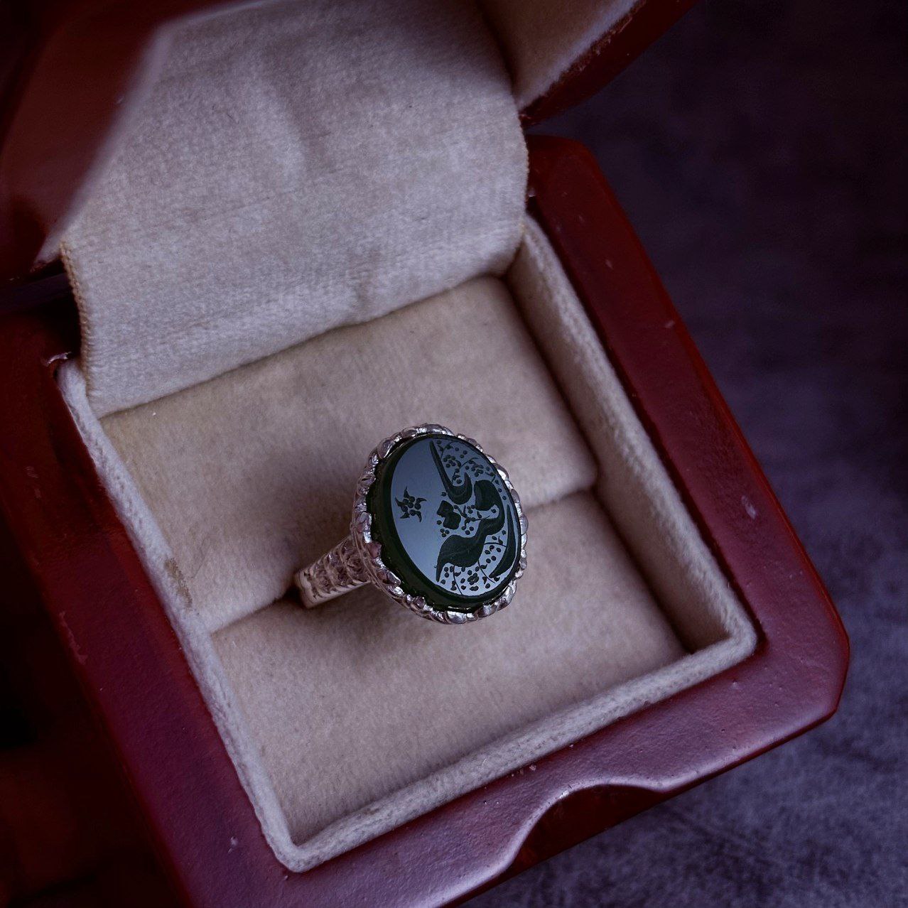 انگشتر نقره زنانه عقیق سبز حکاکی یا رقیه انگشتر نقره زنانه عقیق سبز حکاکی یا رقیه