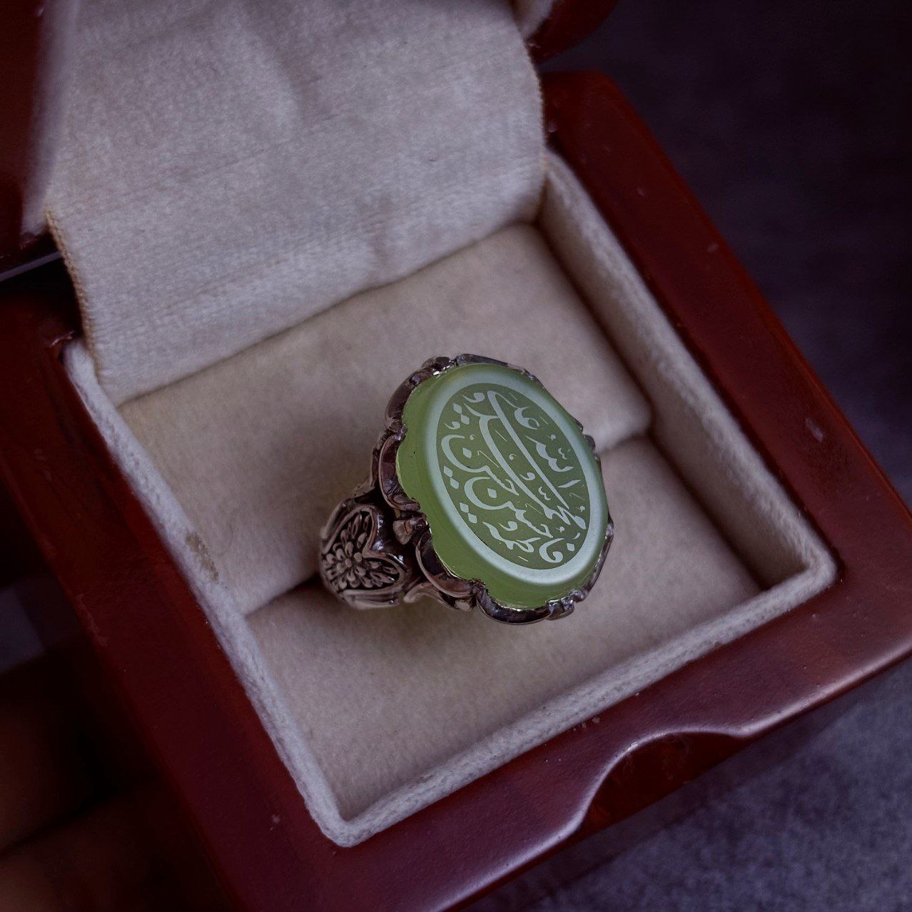 انگشتر نقره مردانه عقیق سبز کاهویی حکاکی پنج تن انگشتر نقره مردانه عقیق سبز کاهویی حکاکی پنج تن