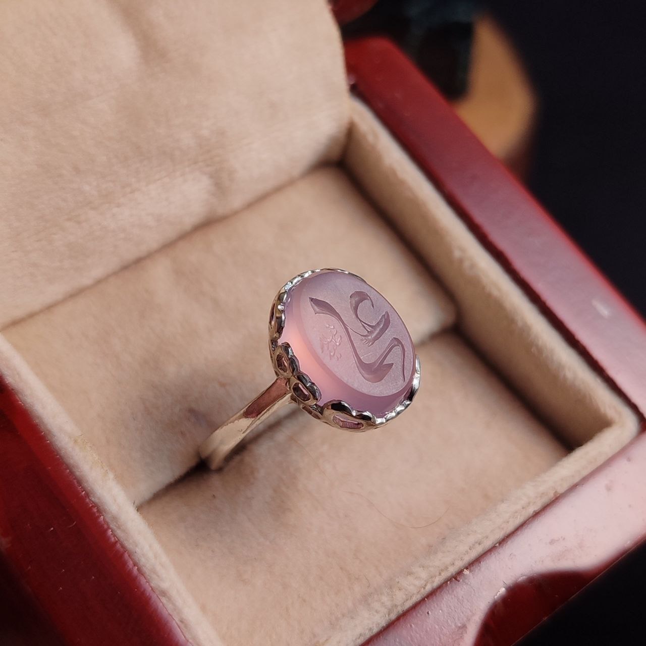 انگشتر نقره زنانه عقیق سوسنی حکاکی علی انگشتر نقره زنانه عقیق سوسنی حکاکی علی