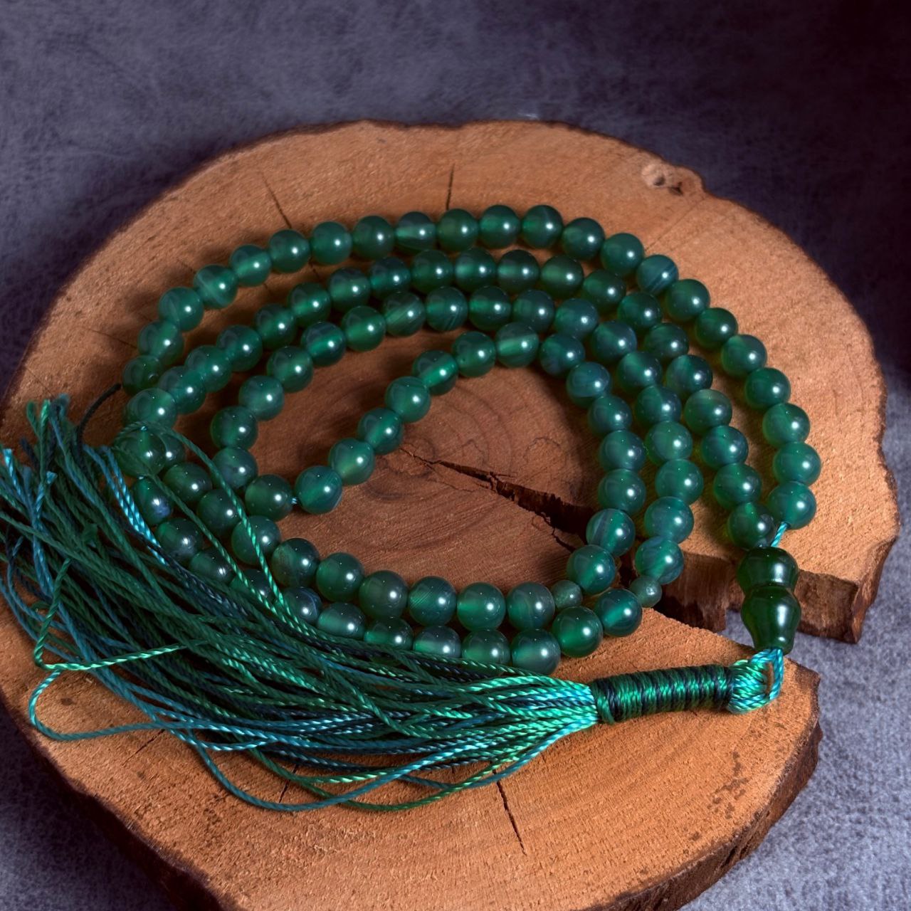 تسبیح عقیق سبز دانه گرد نمره 6 تسبیح عقیق سبز دانه گرد نمره 6