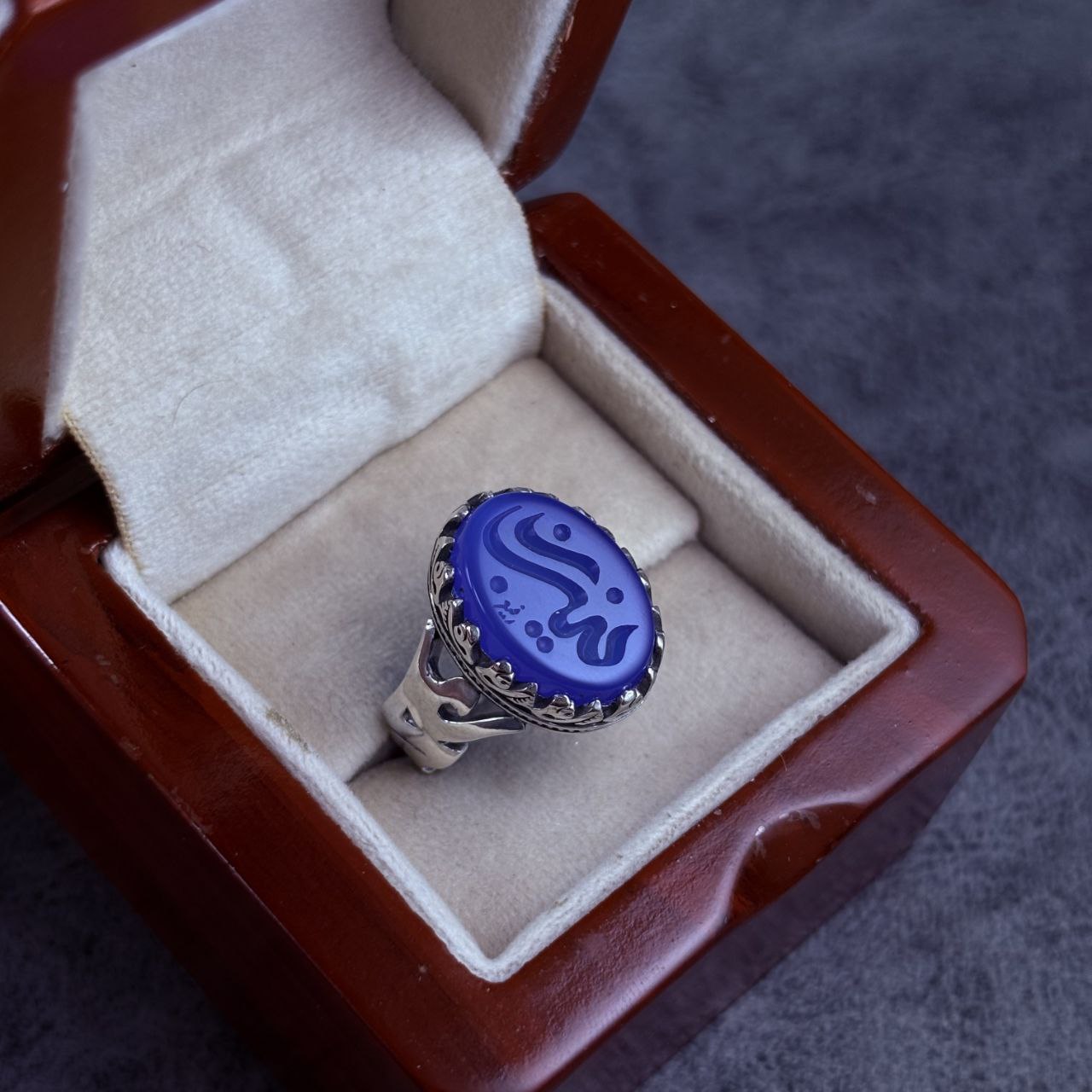 انگشتر نقره مردانه عقیق آبی حکاکی زینب انگشتر نقره مردانه عقیق آبی حکاکی زینب