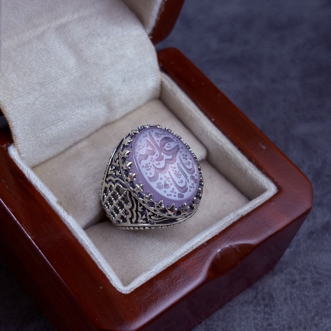 انگشتر نقره مردانه عقیق سوسنی حکاکی یا اباعبدالله انگشتر نقره مردانه عقیق سوسنی حکاکی یا اباعبدالله