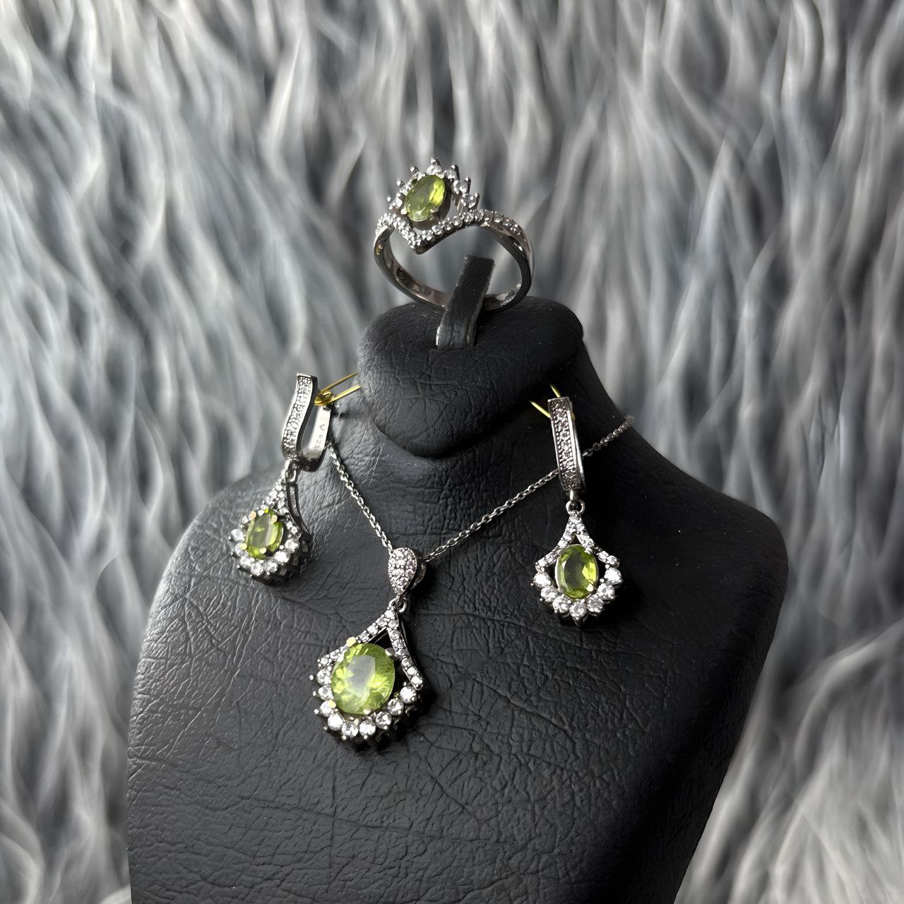 نیمست نقره زنانه جواهری زبرجد آفریقایی اصل نیمست نقره زنانه جواهری زبرجد آفریقایی اصل