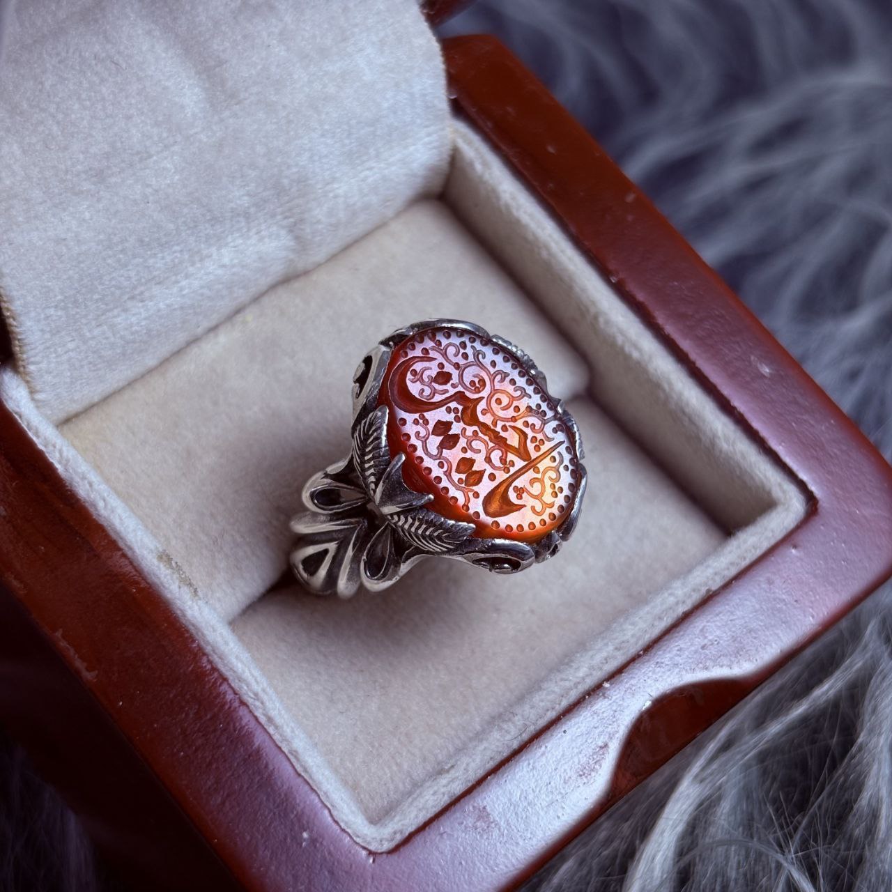 انگشتر نقره مردانه عقیق سرخ دو رنگ حکاکی یا حسین انگشتر نقره مردانه عقیق سرخ دو رنگ حکاکی یا حسین