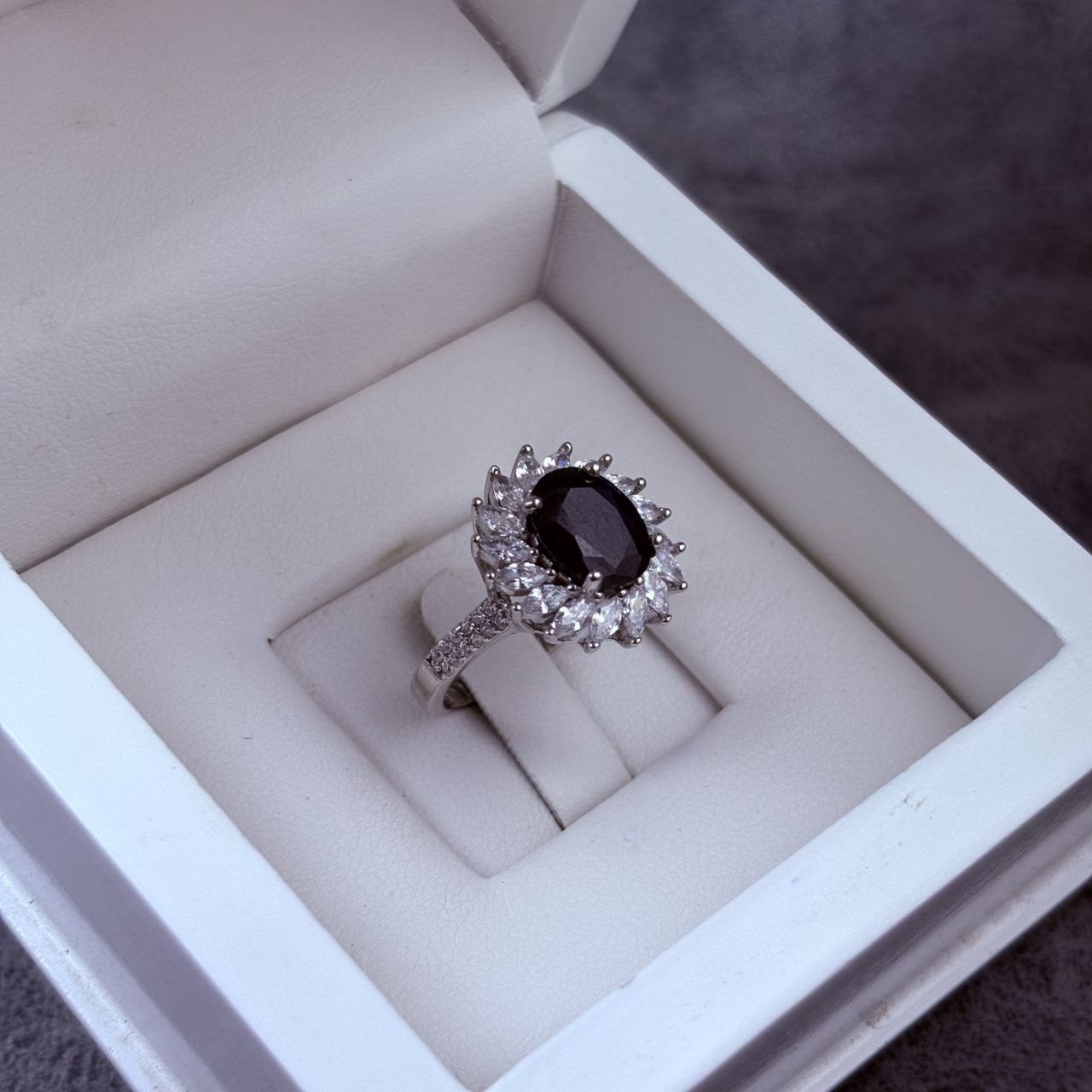 انگشتر نقره زنانه جواهری یاقوت کبود انگشتر نقره زنانه جواهری یاقوت کبود