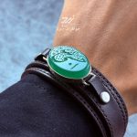 دستبند چرم با نگین عقیق سبز حکاکی حسبی الله