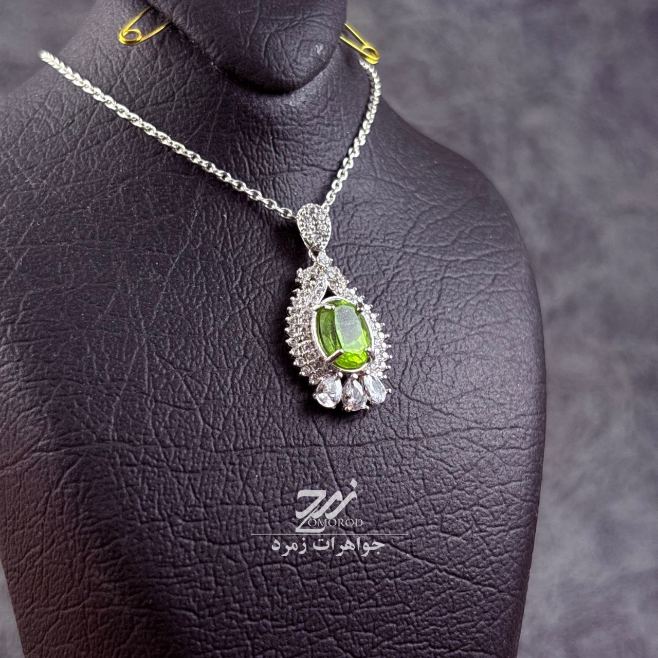 مدال نقره زنانه جواهری زبرجد مدال نقره زنانه جواهری زبرجد