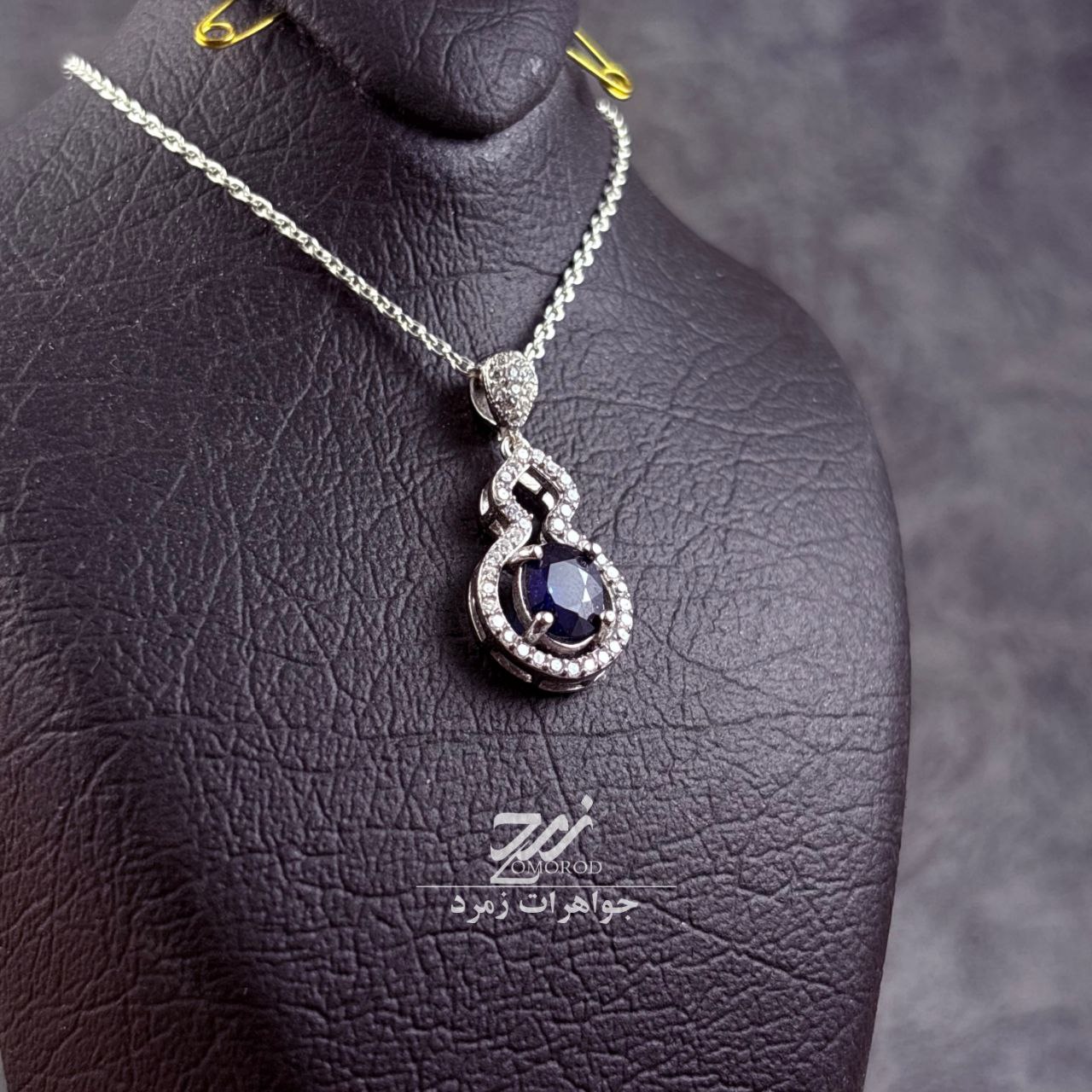 مدال نقره زنانه جواهری یاقوت کبود آفریقا مدال نقره زنانه جواهری یاقوت کبود آفریقا